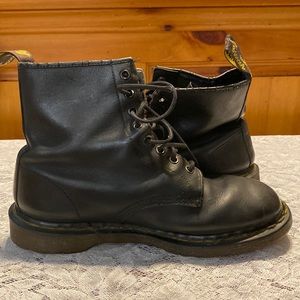 DR MARTENS BOOTS